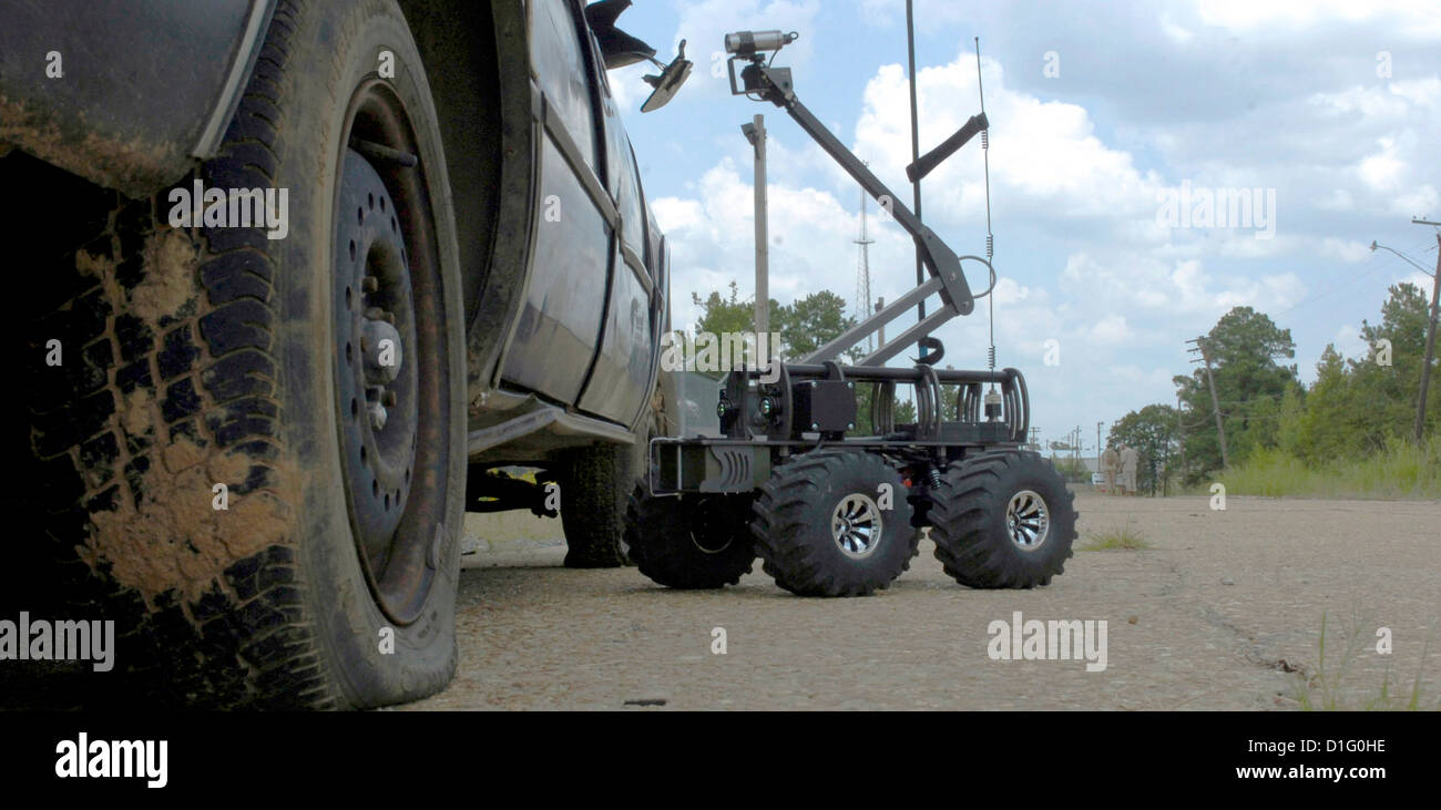 Der MARCbot IV remote Roboter erweitert seine Kamera fast vier Füße in der Luft zu vermuteten improvisierte Sprengsätze 2. August 2008 an die Schulung in Fort Polk, Louisiana suchen. Stockfoto