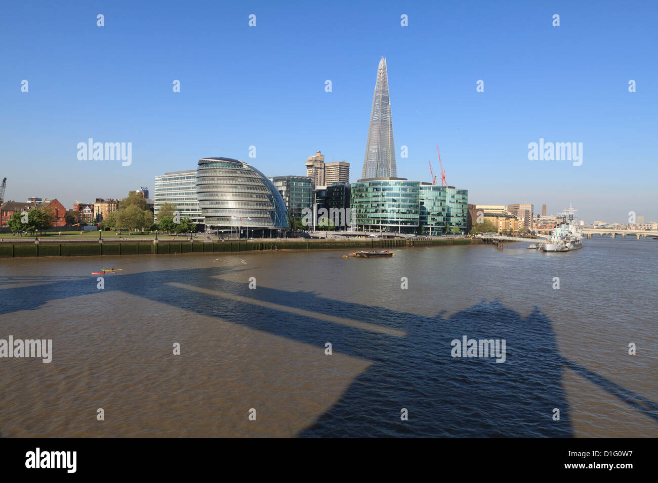 South Bank mit Rathaus, Shard London Bridge, die Schatten der Tower Bridge im Vordergrund, London, England Stockfoto