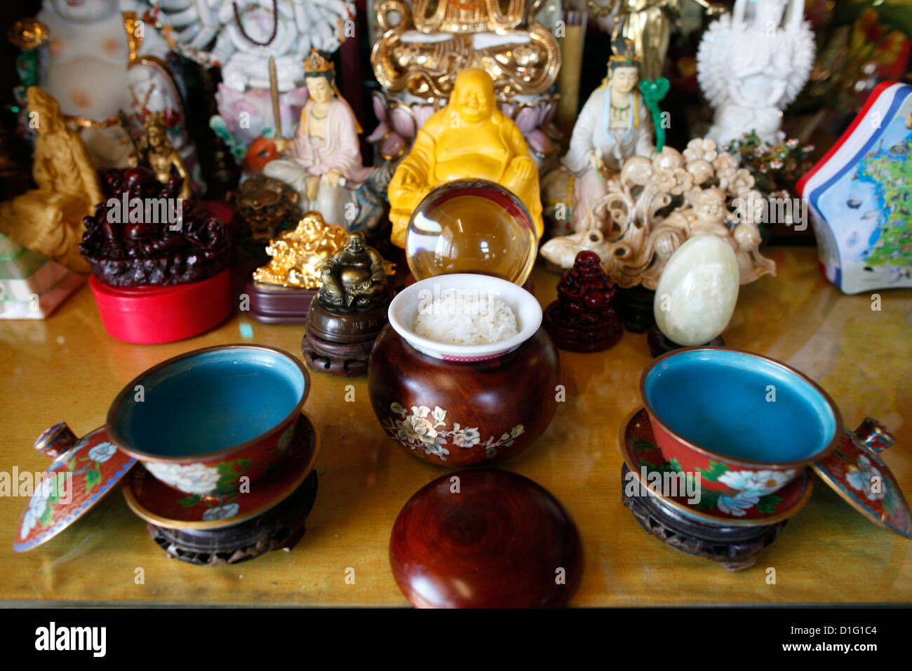 Tassen mit Weihwasser, buddhistischen Altar, Tu ein buddhistischer Tempel, Saint-Pierre-En-Faucigny, Haute Savoie, Frankreich Stockfoto