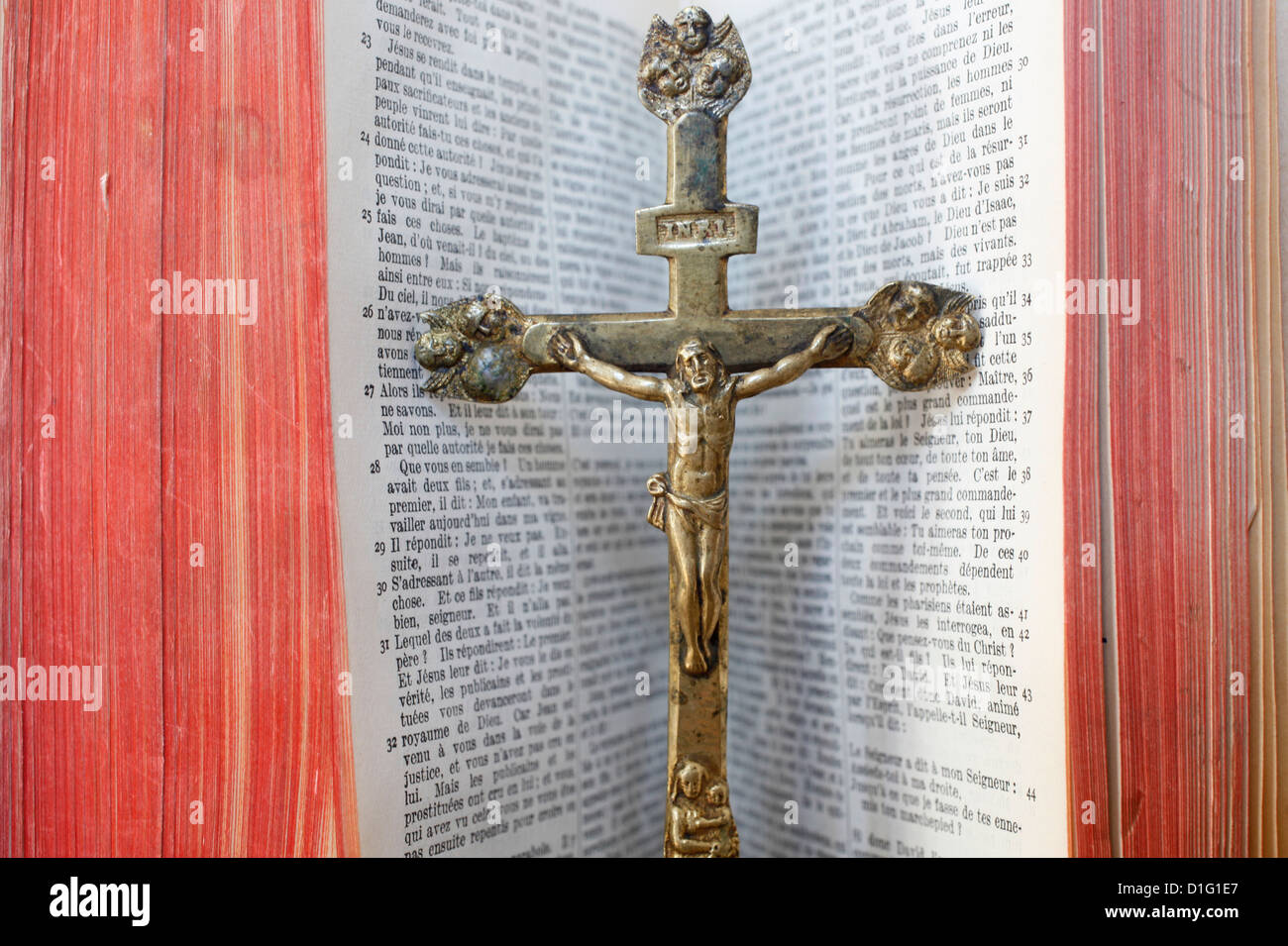 Kruzifix und Bibel, Haute Savoie, Frankreich, Europa Stockfoto