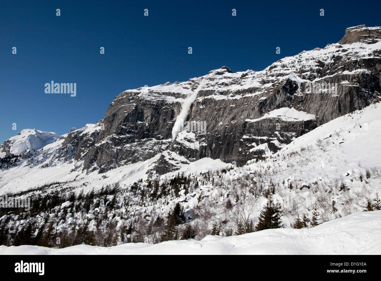 Schnee-bedeckten Felsen in den französischen Alpen, Plateau d'Assy, Haute-Savoie, Frankreich, Europa Stockfoto