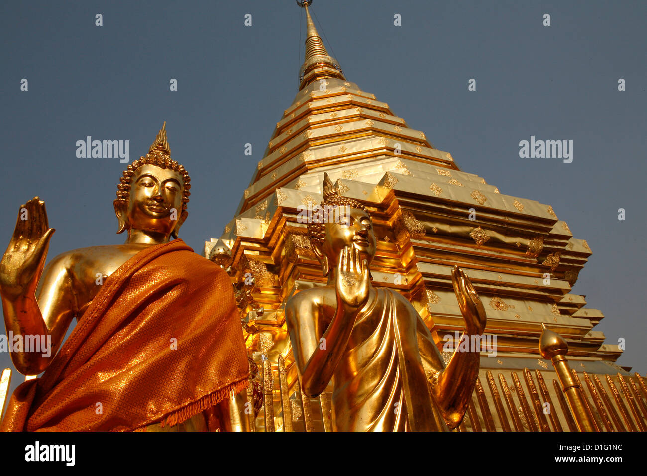 Statuen und Chedi in Doi Suthep Tempel, Chiang Mai, Thailand, Südostasien, Asien Stockfoto