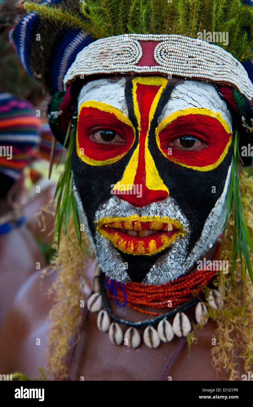 Bunt gekleidet und Gesicht gemalt lokalen Stämme feiert die traditionelle Sing Sing in Enga, Papua-Neu-Guinea, Melanesien Stockfoto