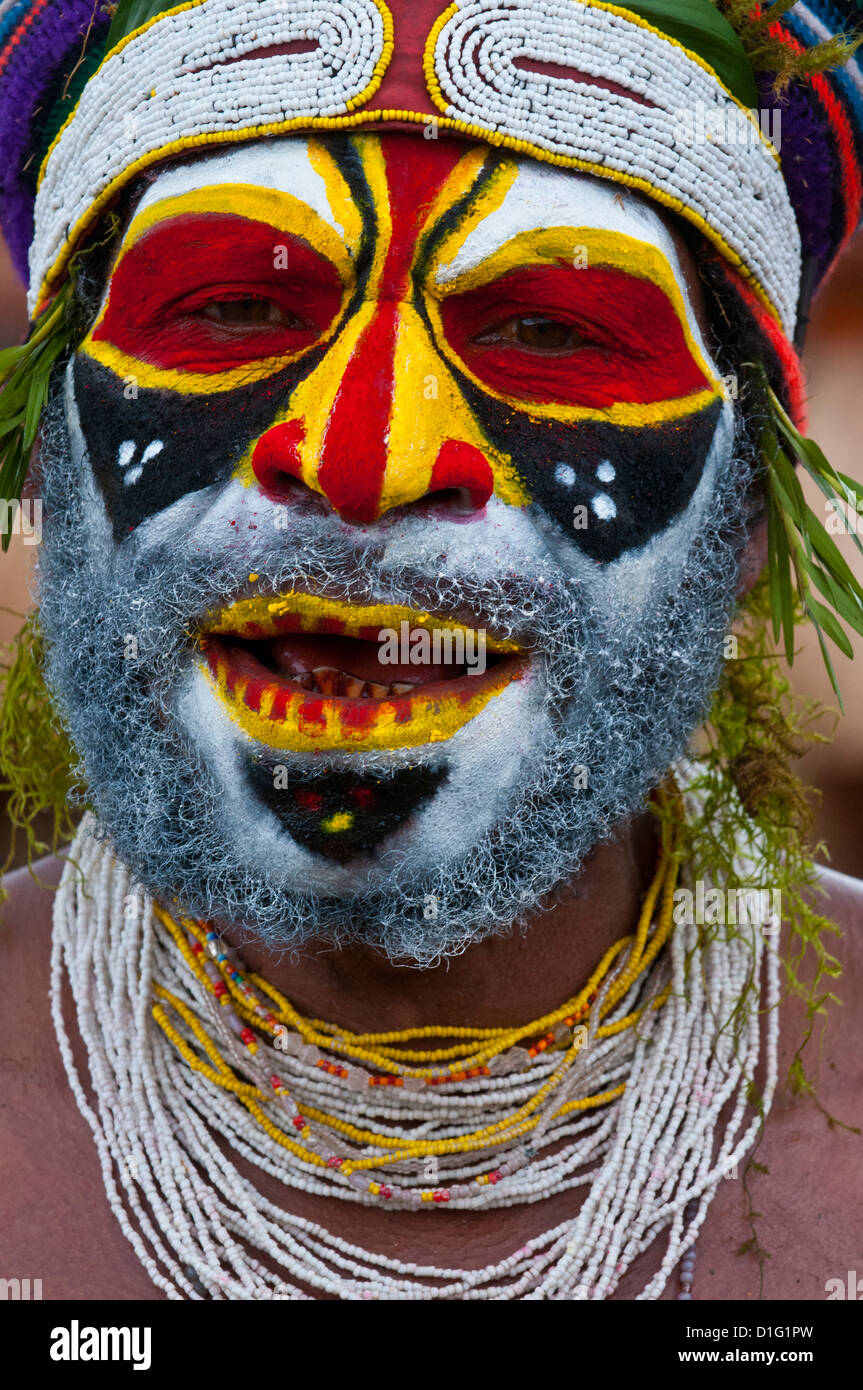 Bunt gekleidet und Gesicht gemalt lokalen Stämme feiert die traditionelle Sing Sing in den Highlands, Papua-Neu-Guinea Stockfoto