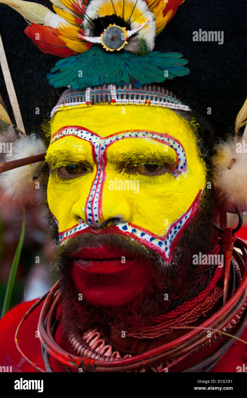 Bunt gekleidet und Gesicht gemalt lokalen Stämme feiert die traditionelle Sing Sing in den Highlands, Papua-Neu-Guinea Stockfoto