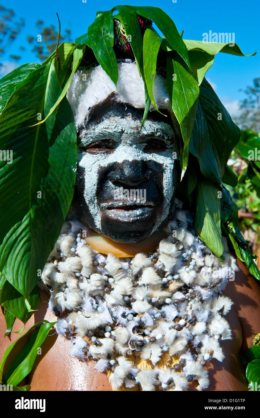 Bunt gekleidet und Gesicht malte Frau feiert die traditionelle Sing Sing in den Highlands, Papua-Neu-Guinea, Melanesien Stockfoto