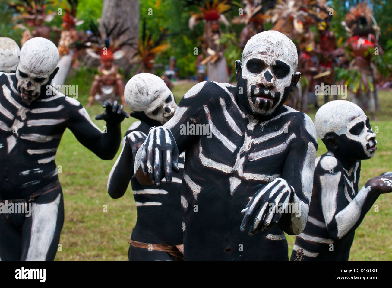 Gesicht und Körper gemalt lokalen Stämme feiert die traditionelle Sing Sing in Paya, Papua Neu-Guinea, Melanesien, Pazifik Stockfoto