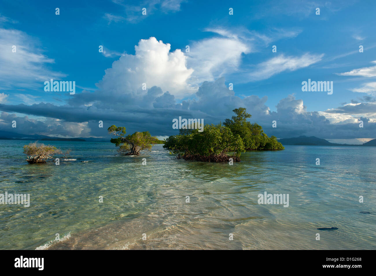 Riesige Wolkenformationen über dem Marovo Lagune, Salomonen, Pazifik Stockfoto