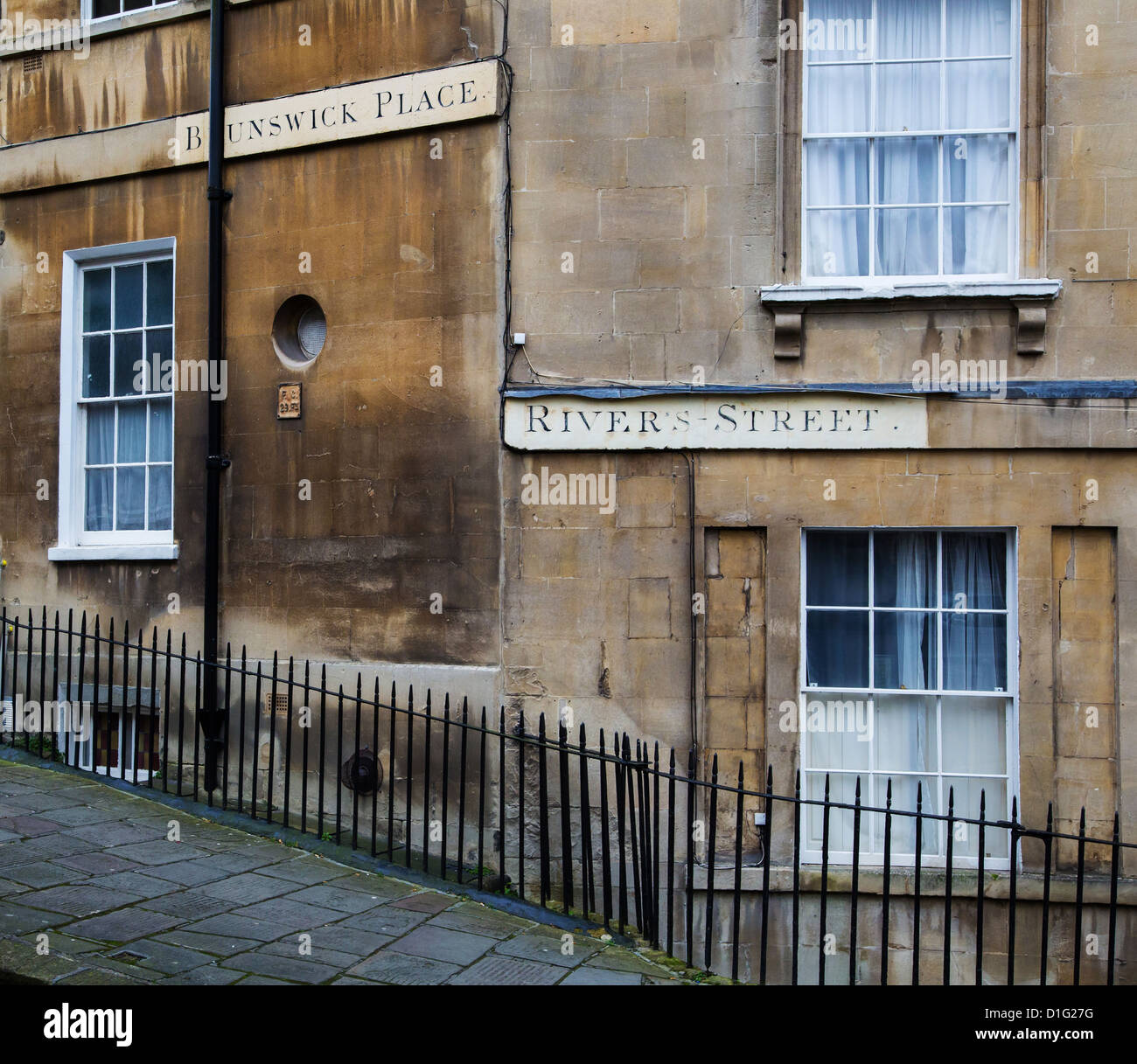 Kreuzung der Braunschweiger Platz und der River Street in Bath UK mit charakteristischen gemalten Straßenschilder auf elegante Häuser Georgisch Stockfoto