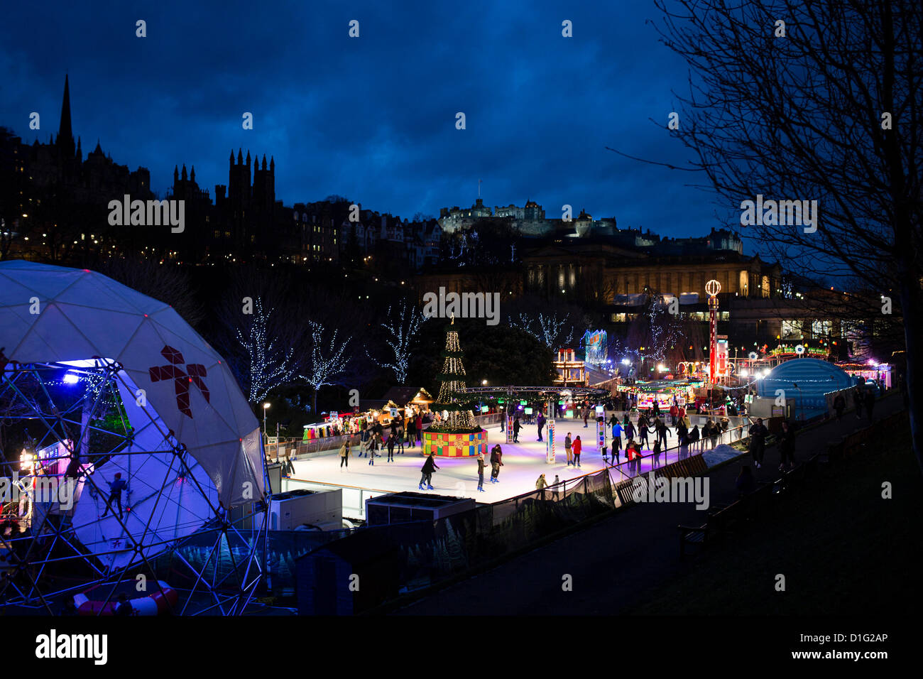 Edinburgh, UK. 19. Dezember 2012. Edinburgh-Weihnachten - freien Eislaufen in Princes Street Gardens, Edinburgh Castle beleuchtet darüber hinaus.  © David Kilpatrick / Alamy Live News Stockfoto