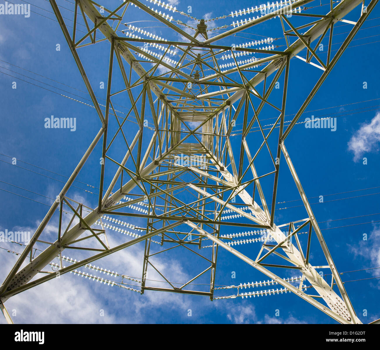 Vertikale Ansicht durch die zentrale Achse des einen Strommast - Strom als Bestandteil der UK National Grid tragen Stockfoto