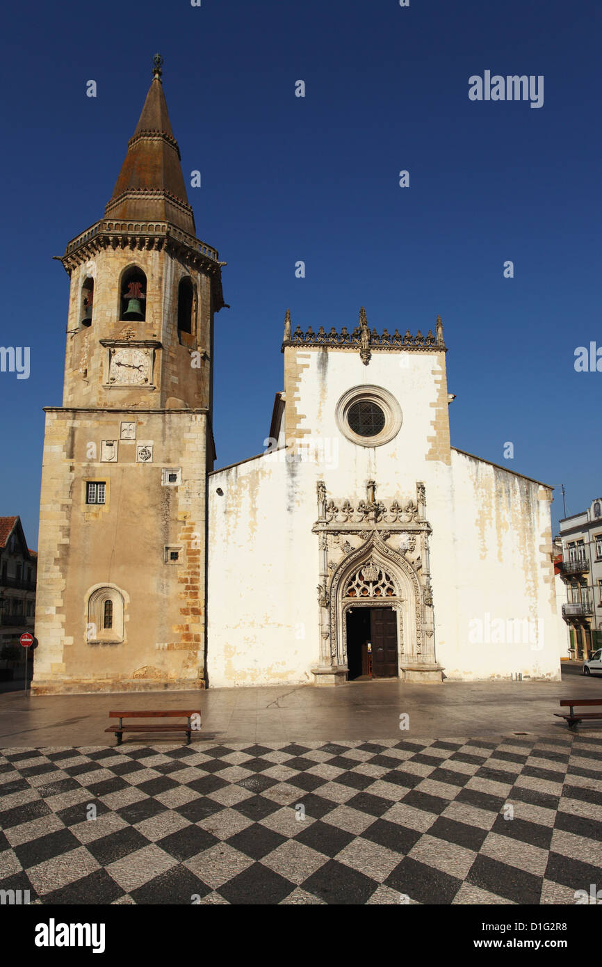 Manuelinischen Stil Kirche St. Johannes der Täufer mit achteckigen Turm, Praca de Republica, Tomar, Ribatejo, Portugal, Europa Stockfoto