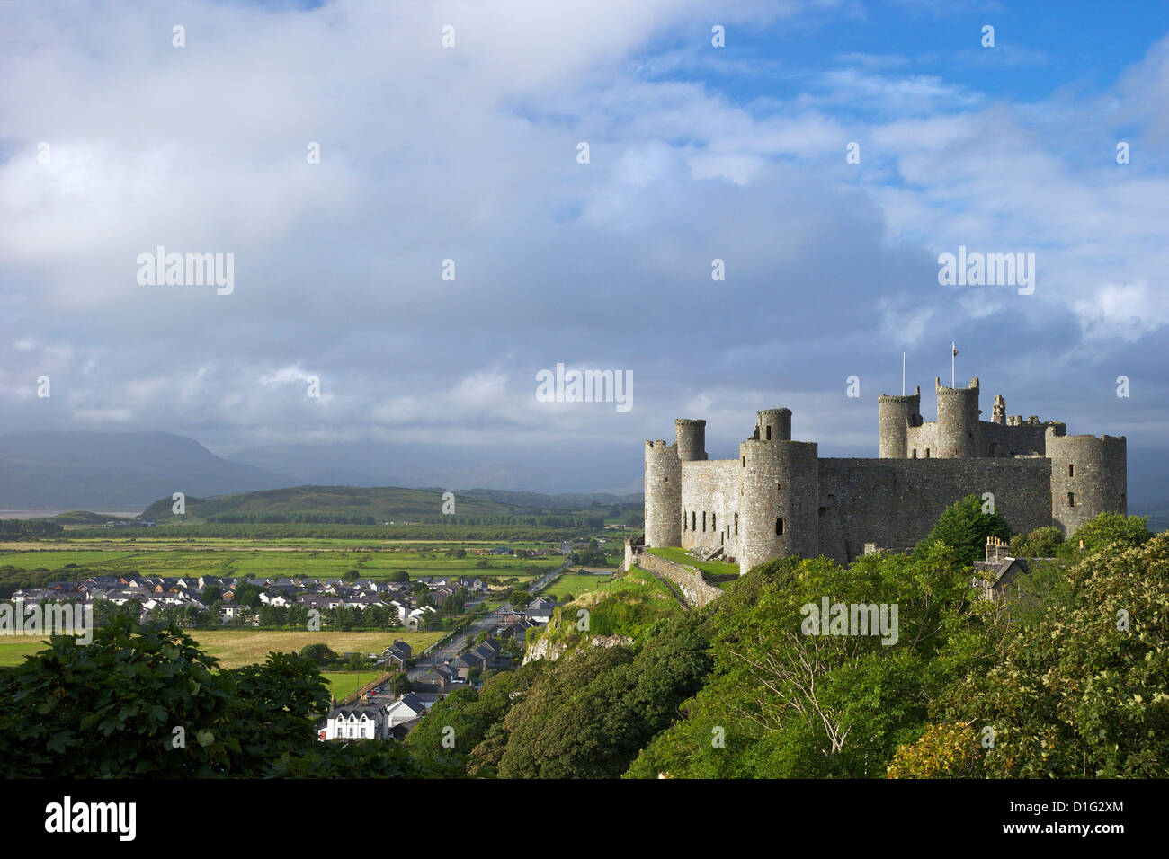 Harlech Castle im Sommersonnenschein, UNESCO-Weltkulturerbe, Gwynedd, Wales, Vereinigtes Königreich, Europa Stockfoto