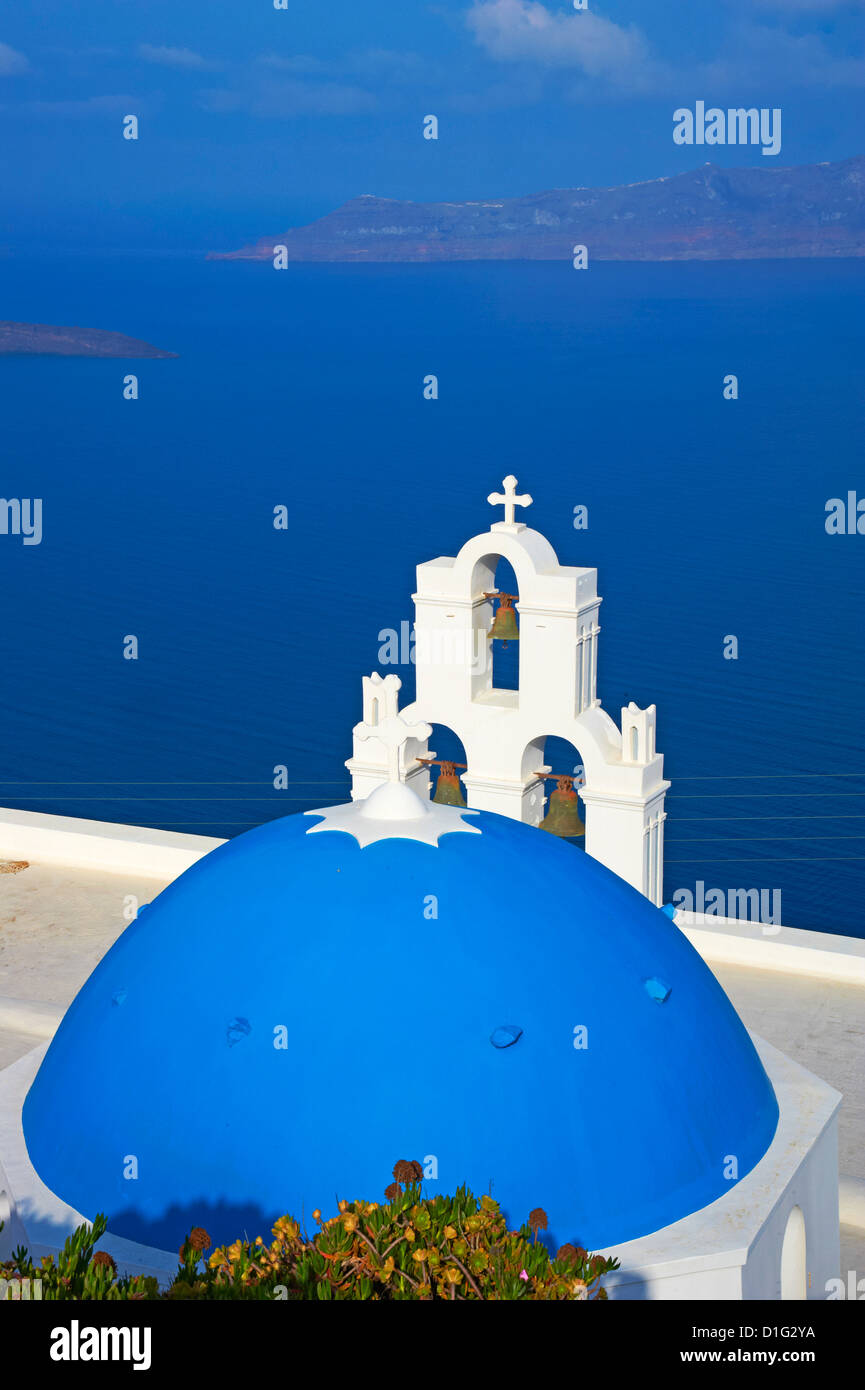 Kirche mit blauer Kuppel, die mit Blick auf die Aegean, Fira, Thira, Santorini, Cyclades, griechische Inseln, Griechenland, Europa Stockfoto