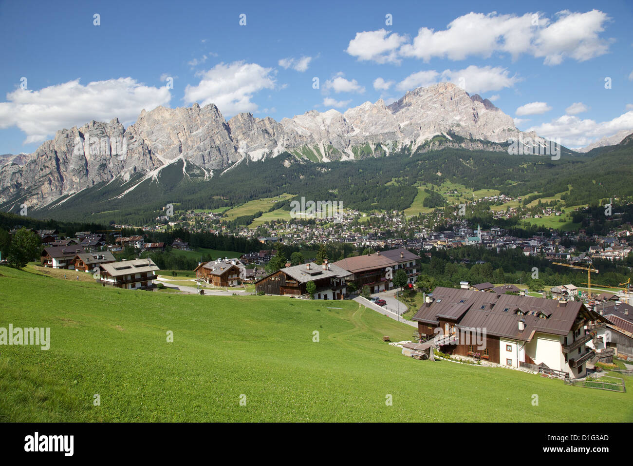 Blick auf Stadt und Berge, Provinz Belluno, Region Venetien, Dolomiten, Cortina d' Ampezzo, Italien, Europa Stockfoto