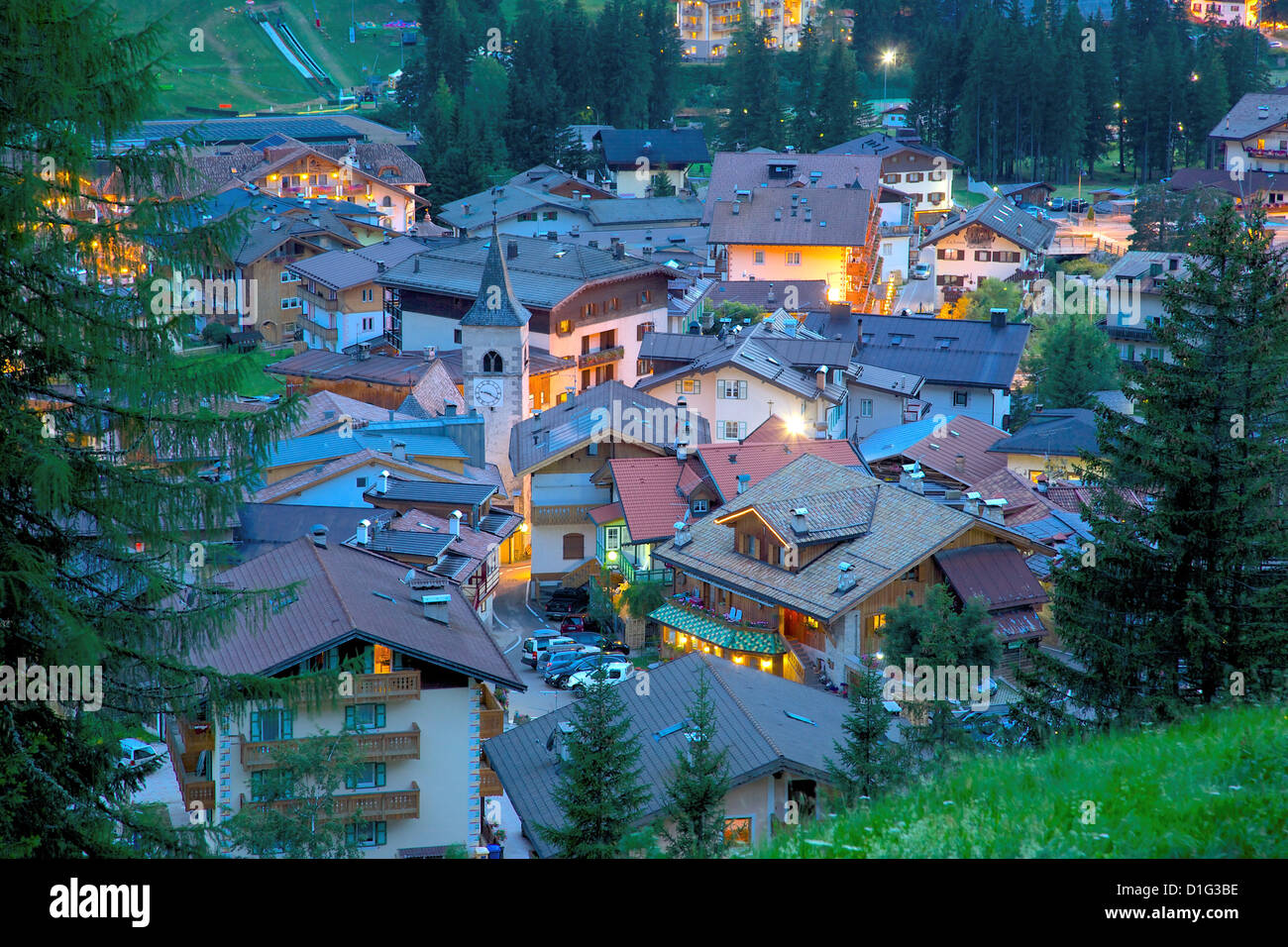Blick über die Stadt in der Abenddämmerung, Canazei, Val di Fassa, Trentino-Alto Adige, Italien, Europa Stockfoto