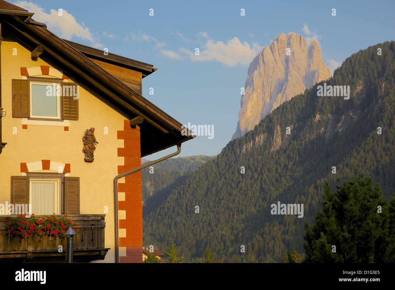 Stadthaus übersehen von Geisler Gruppe, St. Ulrich, Gardena Valley, Provinz Bozen, Südtirol, Dolomiten, Italien Stockfoto