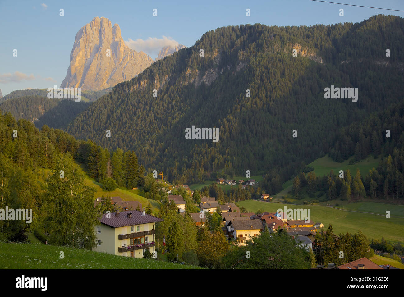 Stadthäuser übersehen von Geisler Gruppe, St.Ulrich, Gröden, Trentino-Alto Adige/Südtirol, Dolomiten, Italien Stockfoto