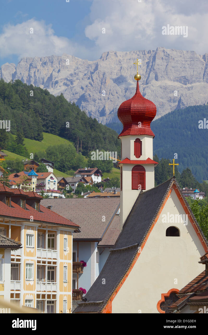Häuser und kleine Kirche, St. Ulrich, Grödnertal, Provinz Bozen, Trentino-Alto Adige/Südtirol, Dolomiten, Italien Stockfoto