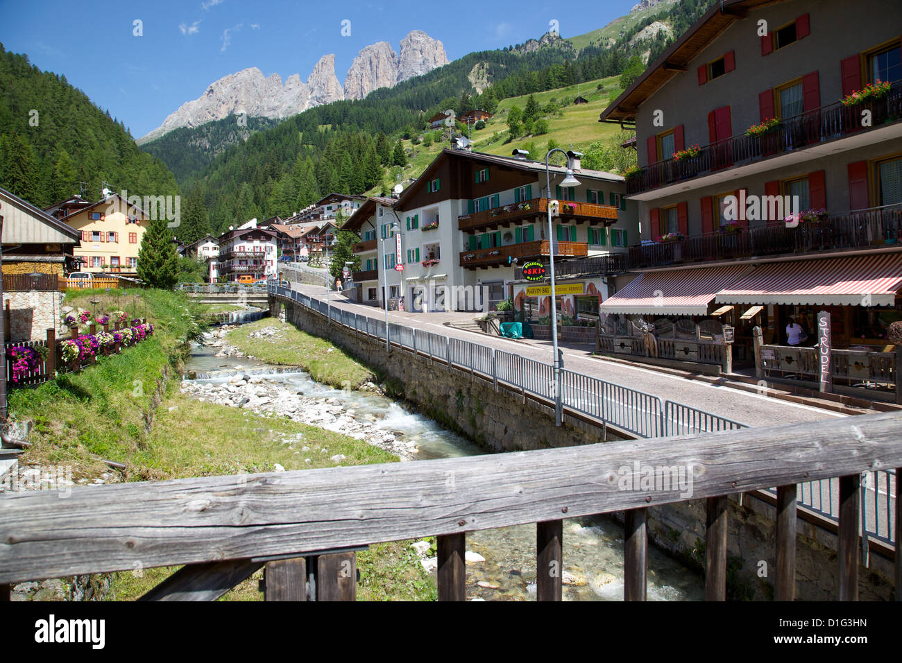 Dorf und Fluss, Ciampedel, Fassatal, Provinz Trento, Trentino-Alto Adige/Südtirol, Dolomiten, Italien, Europa Stockfoto