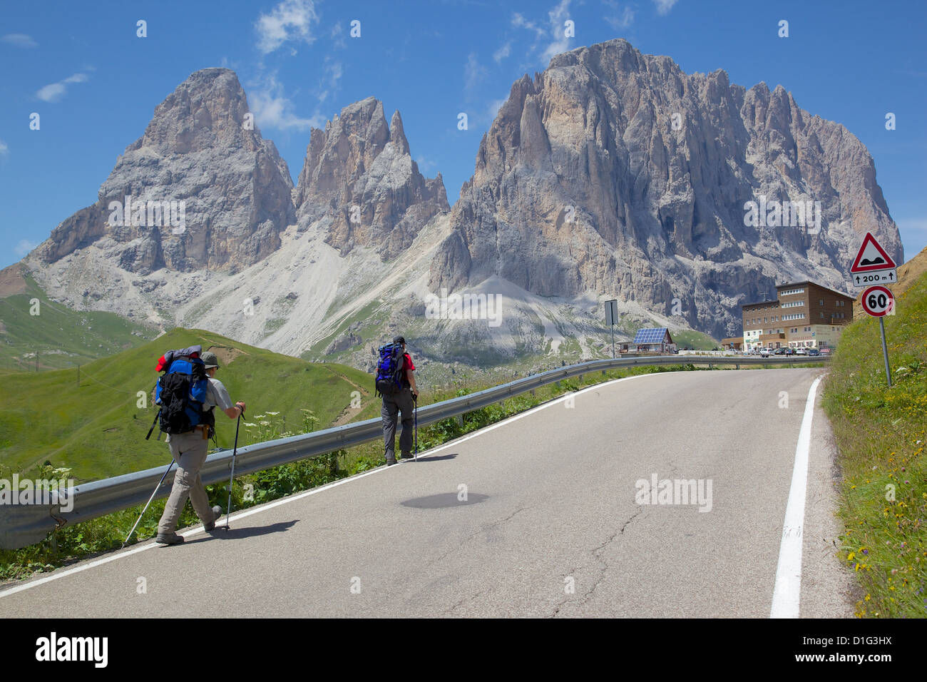 Wanderer und Langkofel Gruppe, Sellajoch, Trient und Bozen Provinzen, Dolomiten, Italien, Europa Stockfoto