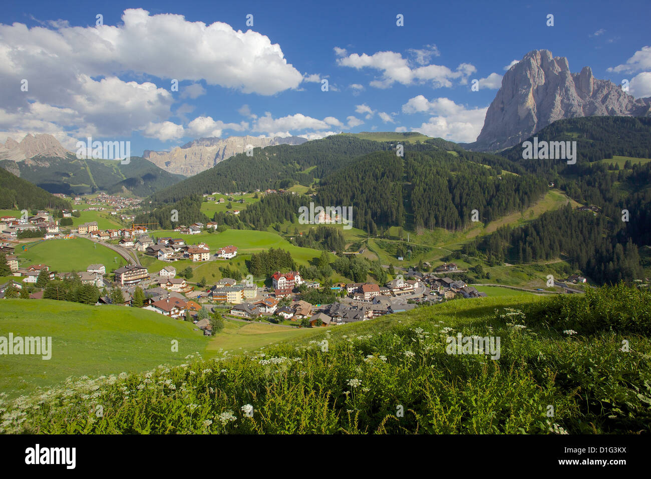 St. Cristina überragt vom Berg Langkofel, Grödnertal, Bozen Provinz, Südtirol, Dolomiten, Italien Stockfoto