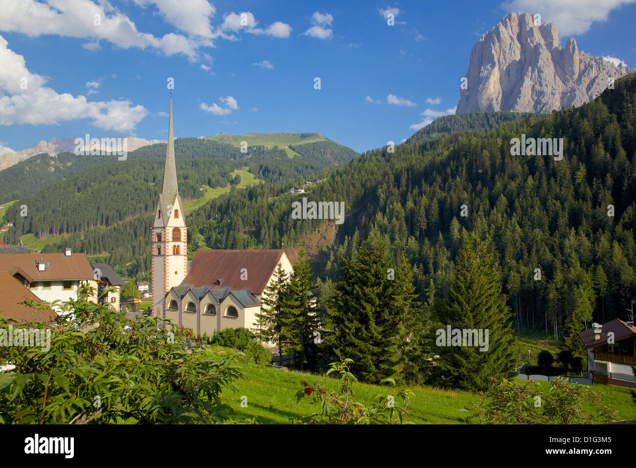 Kirche in St. Christina, überragt vom Langkofel Berg, Trentino-Alto Adige/Südtirol, Dolomiten, Italien Stockfoto
