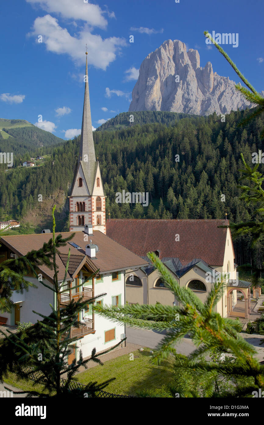 Kirche in St. Christina, überragt vom Langkofel Berg, Trentino-Alto Adige/Südtirol, Dolomiten, Italien Stockfoto