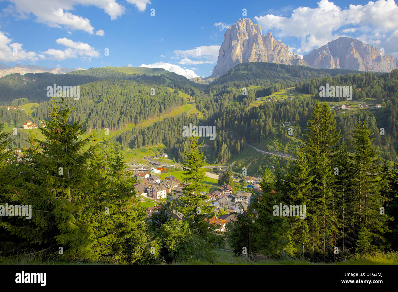 St. Cristina überragt vom Berg Langkofel, Grödnertal, Bozen Provinz, Südtirol, Dolomiten, Italien Stockfoto