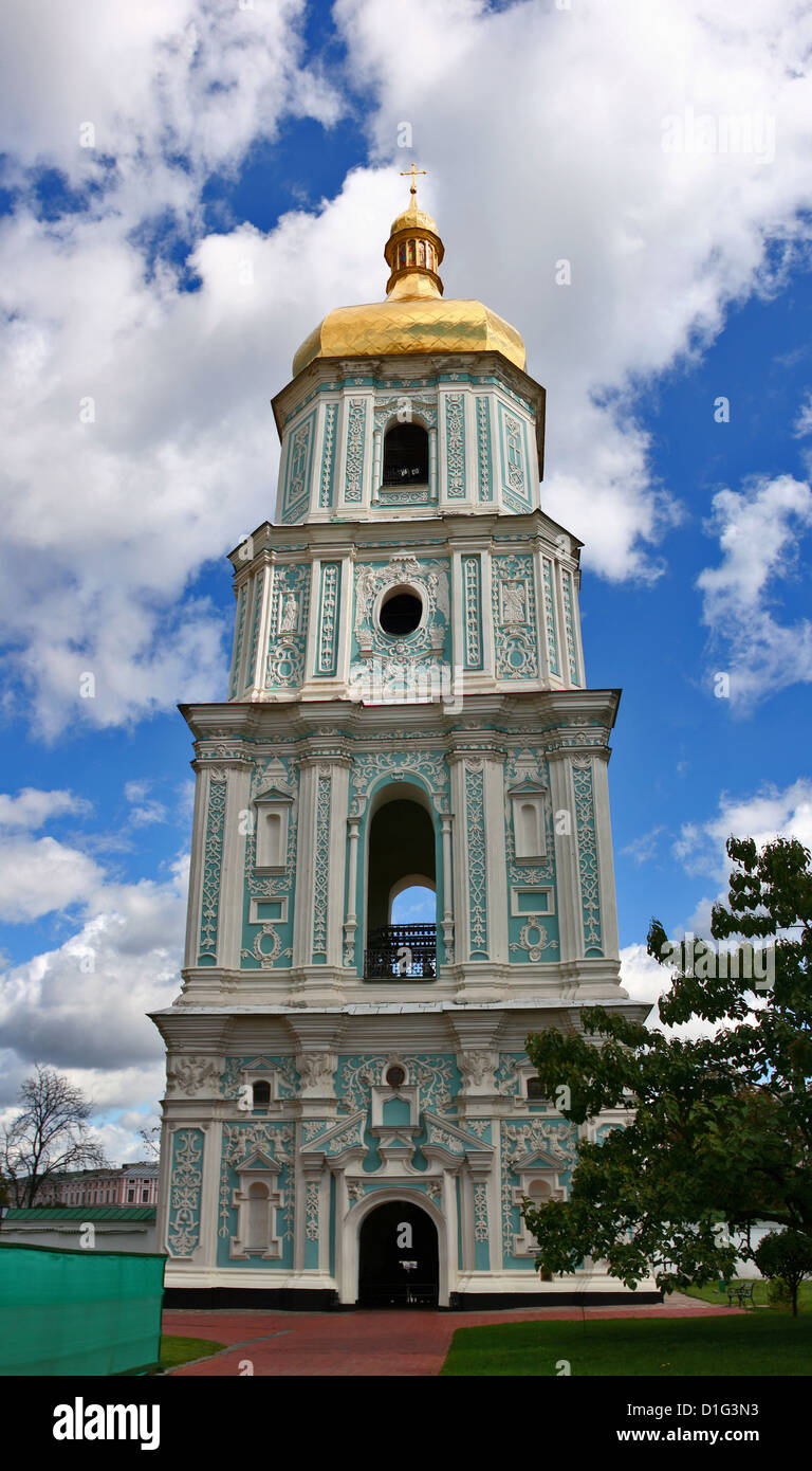 Glockenturm der orthodoxen Sophia Kathedrale in Kiew, Ukraine. Vertikales Panorama. Stockfoto