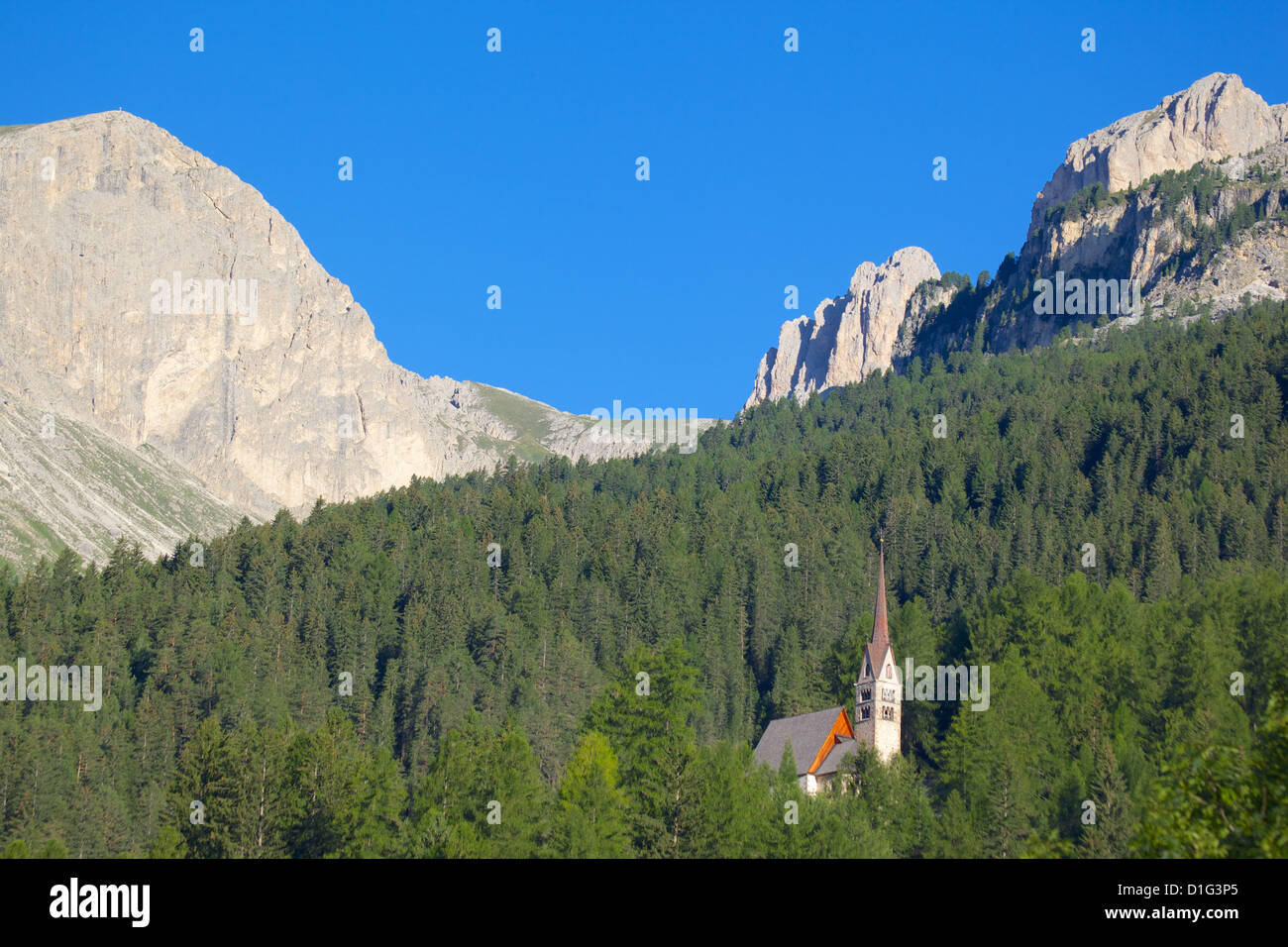 Kirche, überragt vom Ciampedie Berge, Vigo di Fassa, Fassatal, Südtirol, Dolomiten, Italien Stockfoto