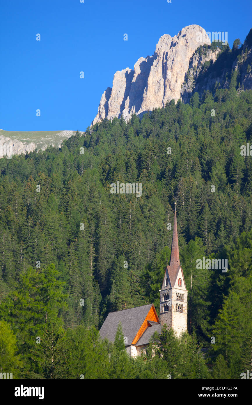Kirche, überragt vom Ciampedie Berge, Vigo di Fassa, Fassatal, Südtirol, Dolomiten, Italien Stockfoto
