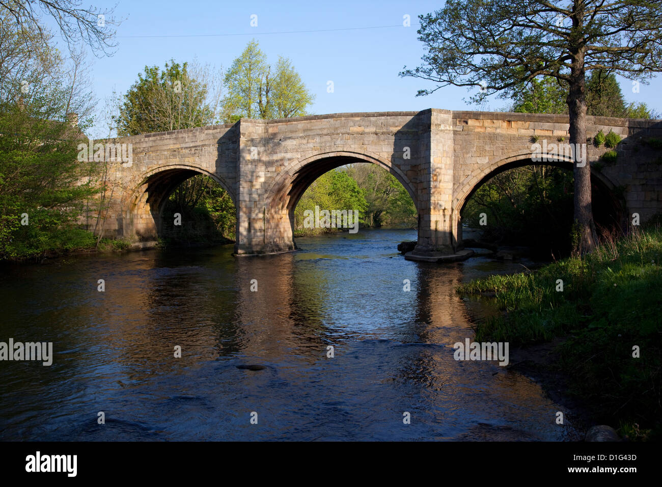 Stein-Bogen-Brücke über den Derwent River, Baslow, Derbyshire, England, Vereinigtes Königreich, Europa Stockfoto