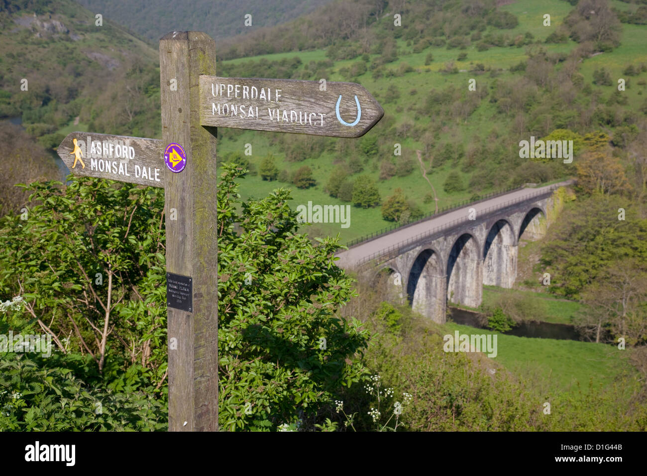 Wegweiser und Monsal Dale Viadukt von Monsal Kopf, Derbyshire, England, Vereinigtes Königreich, Europa Stockfoto