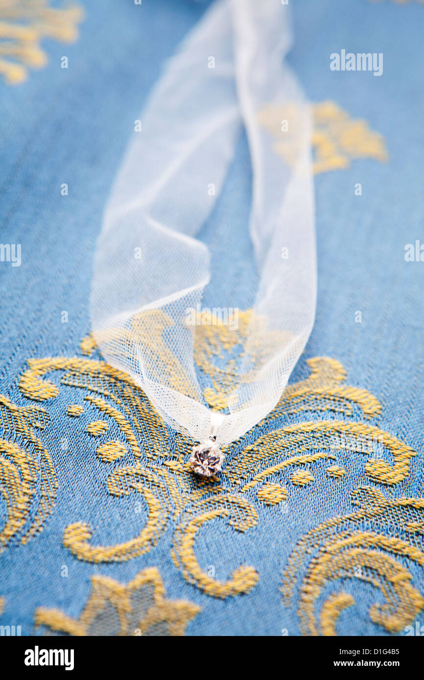 Diamant-Halskette auf Damast Stoff Stockfoto