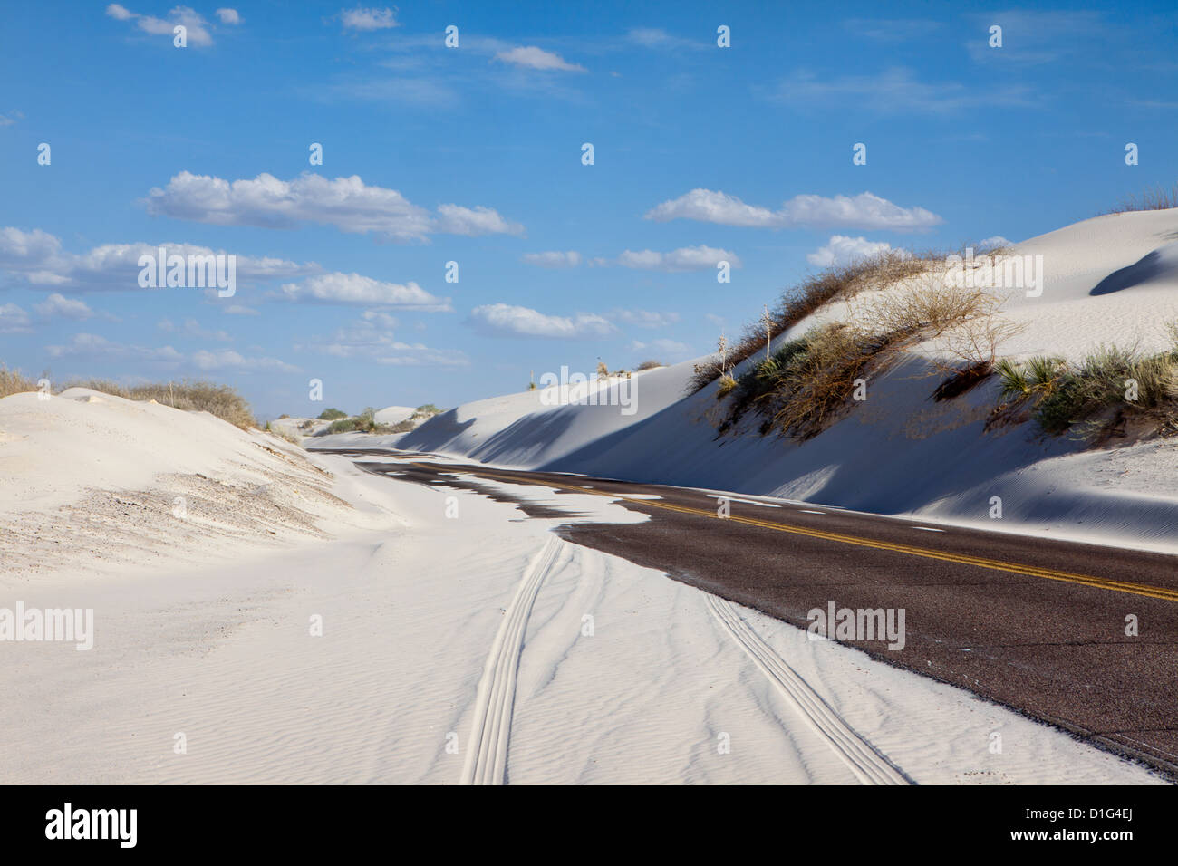 Die Straße durch White Sands National Monument Stockfoto