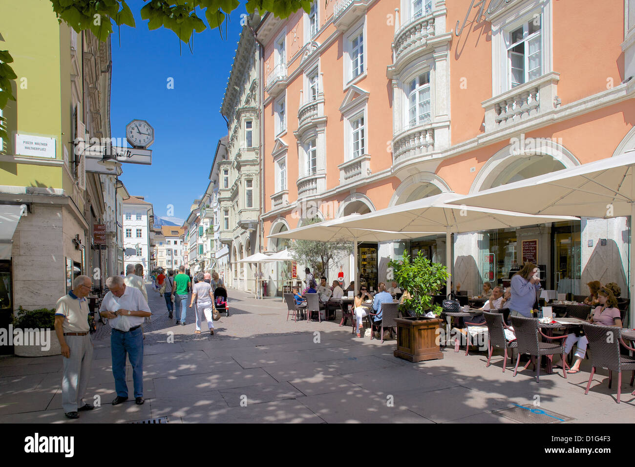 Cafés und Läden, über Mostra, Bozen, Provinz Bozen, Trentino-Alto Adige, Italien, Europa Stockfoto