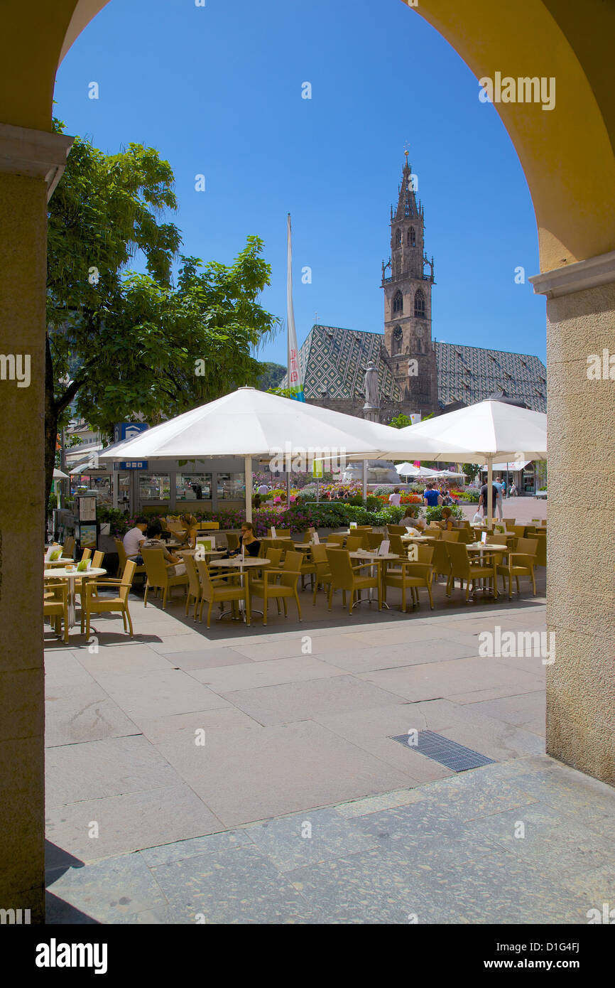 Cafe und Dom, Walther Platz, Bozen, Provinz Bozen, Trentino-Alto Adige, Italien, Europa Stockfoto