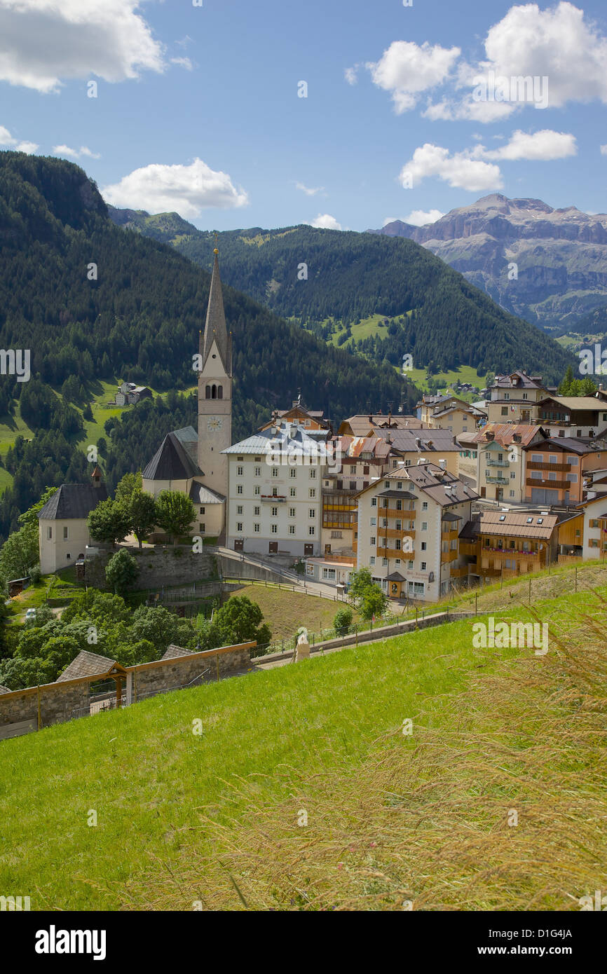 Blick auf Dorf und Kirche, La Plie Pieve, Provinz Belluno, Dolomiten, Italien, Europa Stockfoto