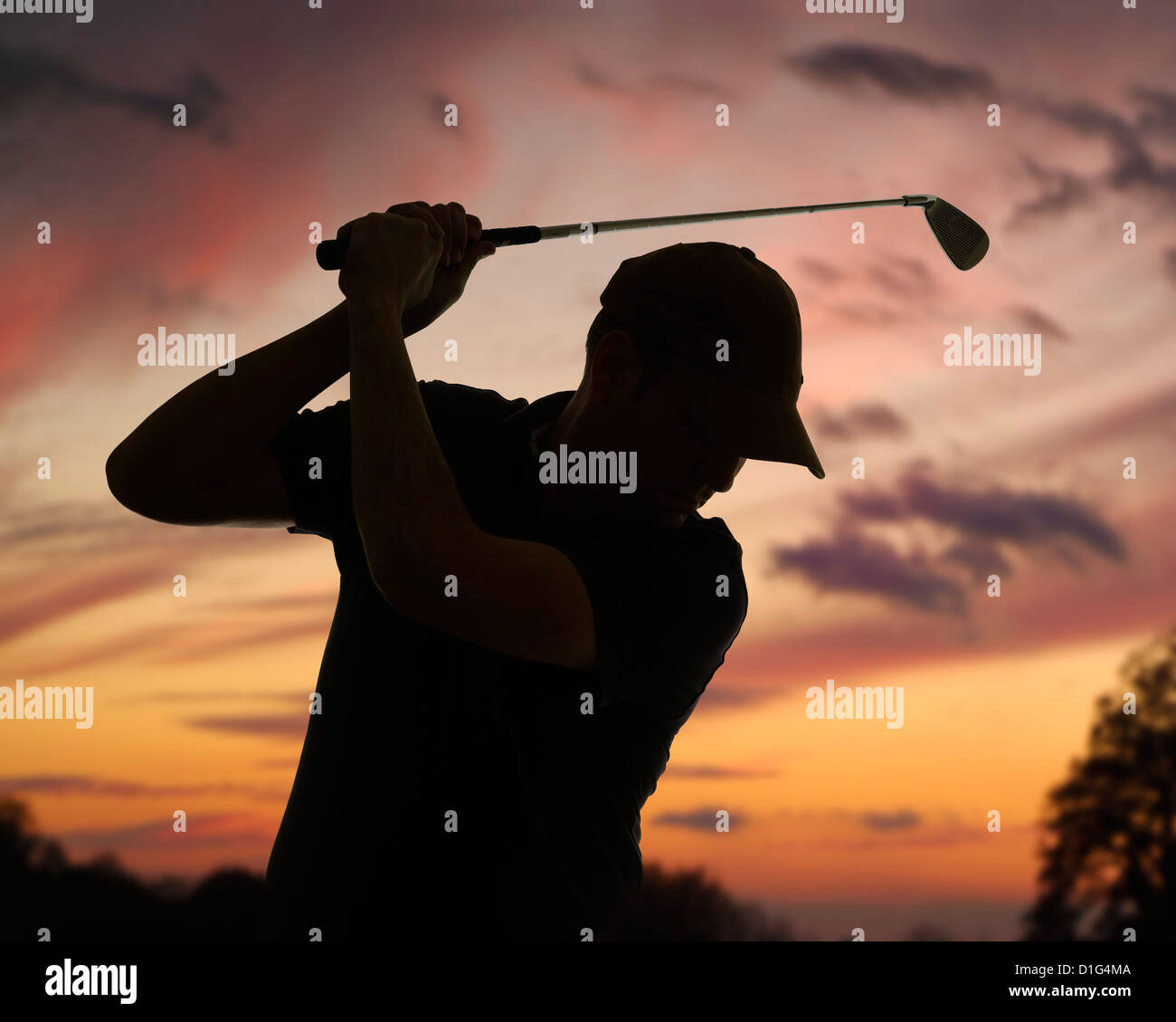 Golfer ein Golfclub Silhouette gegen eine Dämmerung Himmel schwingen. Hautnah. Stockfoto