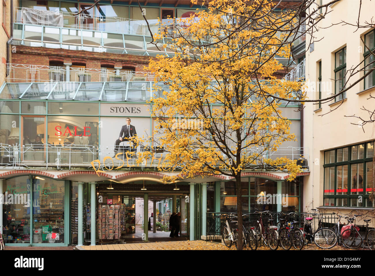 Trendige Geschäfte in den historischen Garten Höfen des Hackeschen Hofe im ehemaligen Ost-Berlin, Deutschland Stockfoto