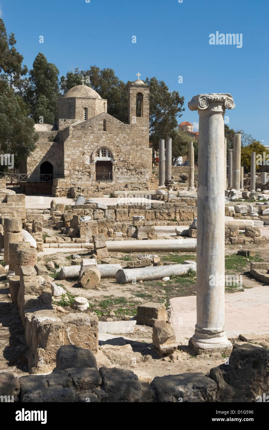 Agia Kyriaki (Spalten der frühen Christian Basilica) und die Kirche der Panagia Chrysopolitissa, Paphos, Zypern, Europa Stockfoto
