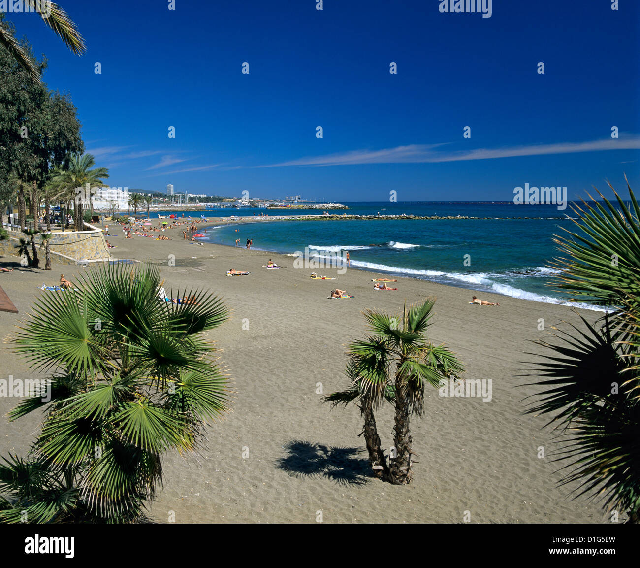 Blick entlang der Beach, Marbella, Costa del Sol, Andalusien, Spanien, Mittelmeer, Europa Stockfoto