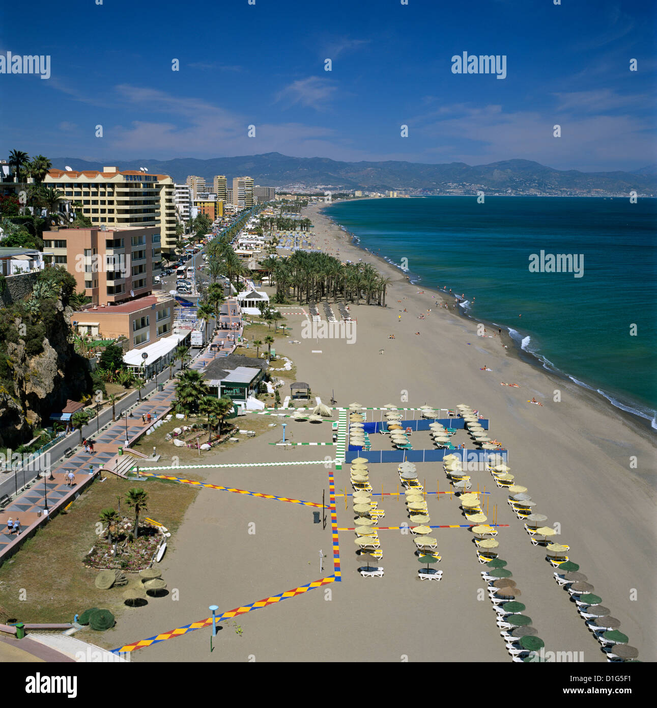 Blick entlang Strand, Torremolinos, Costa del Sol, Andalusien, Spanien, Mittelmeer, Europa Stockfoto