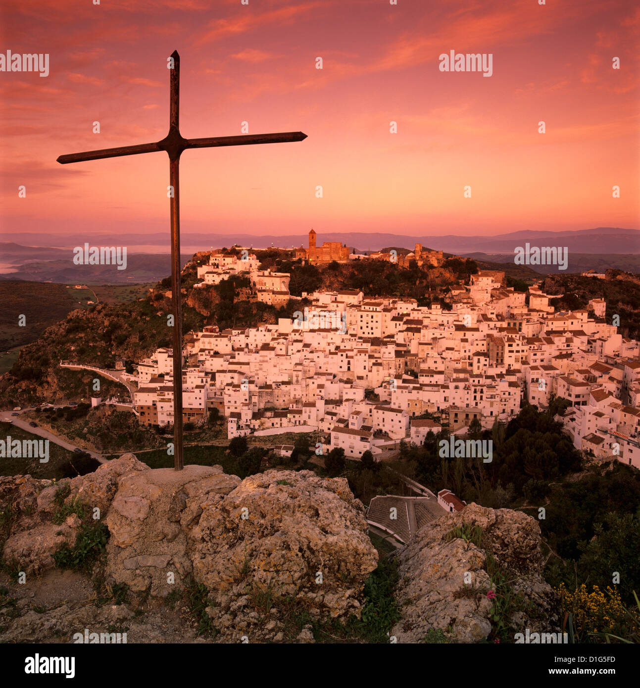 Sonnenaufgang über dem typischen weißen andalusischen Dorf, Casares, Andalusien, Spanien, Europa Stockfoto