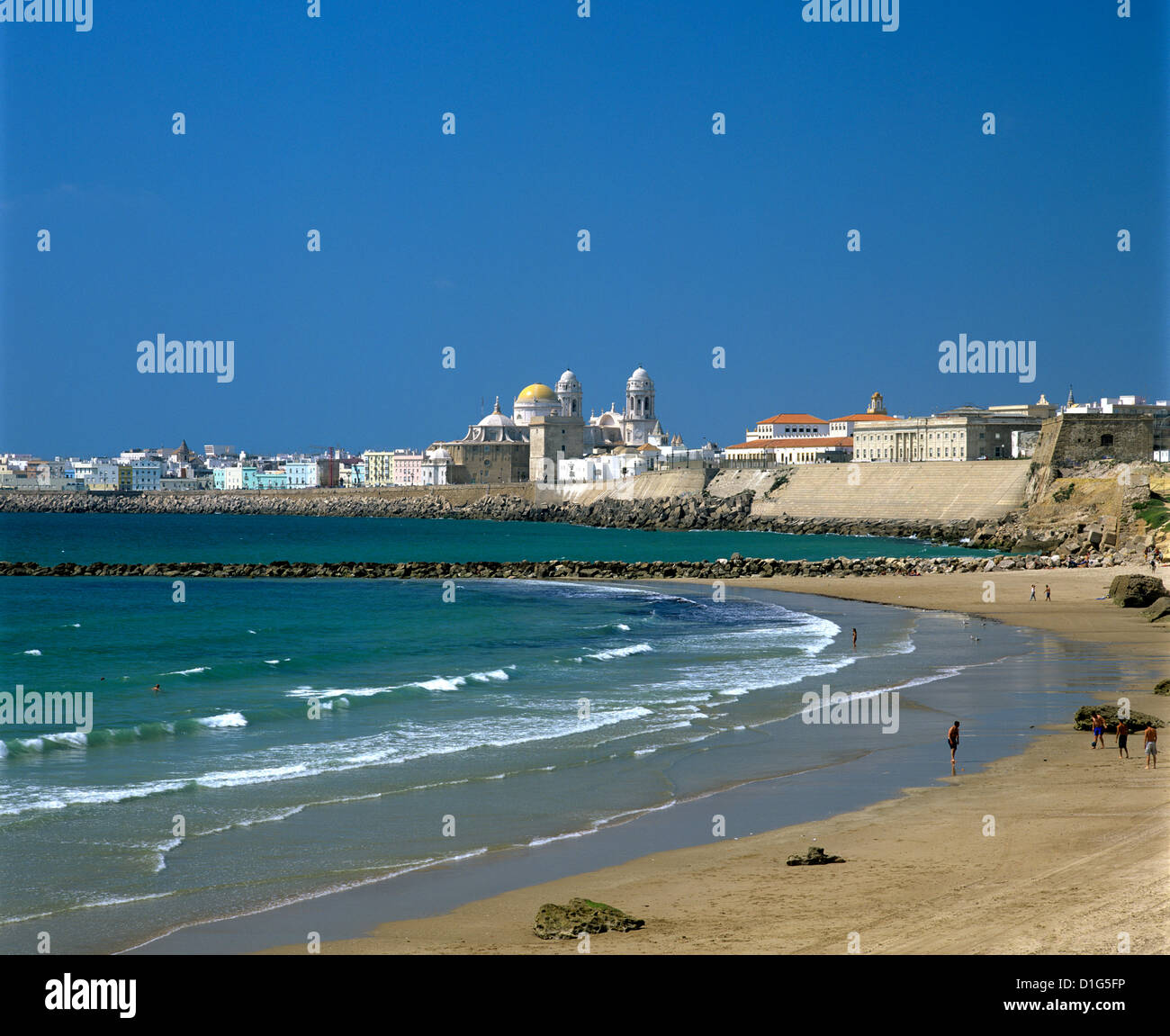 Blick entlang der Strand in Richtung alte Stadt, Cádiz, Andalusien, Spanien, Europa Stockfoto