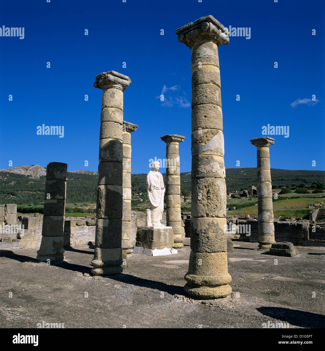 Römische Ruinen mit Statue des Kaisers Trajan, Baelo Claudia, in der Nähe von Tarifa, Andalusien, Spanien, Europa Stockfoto