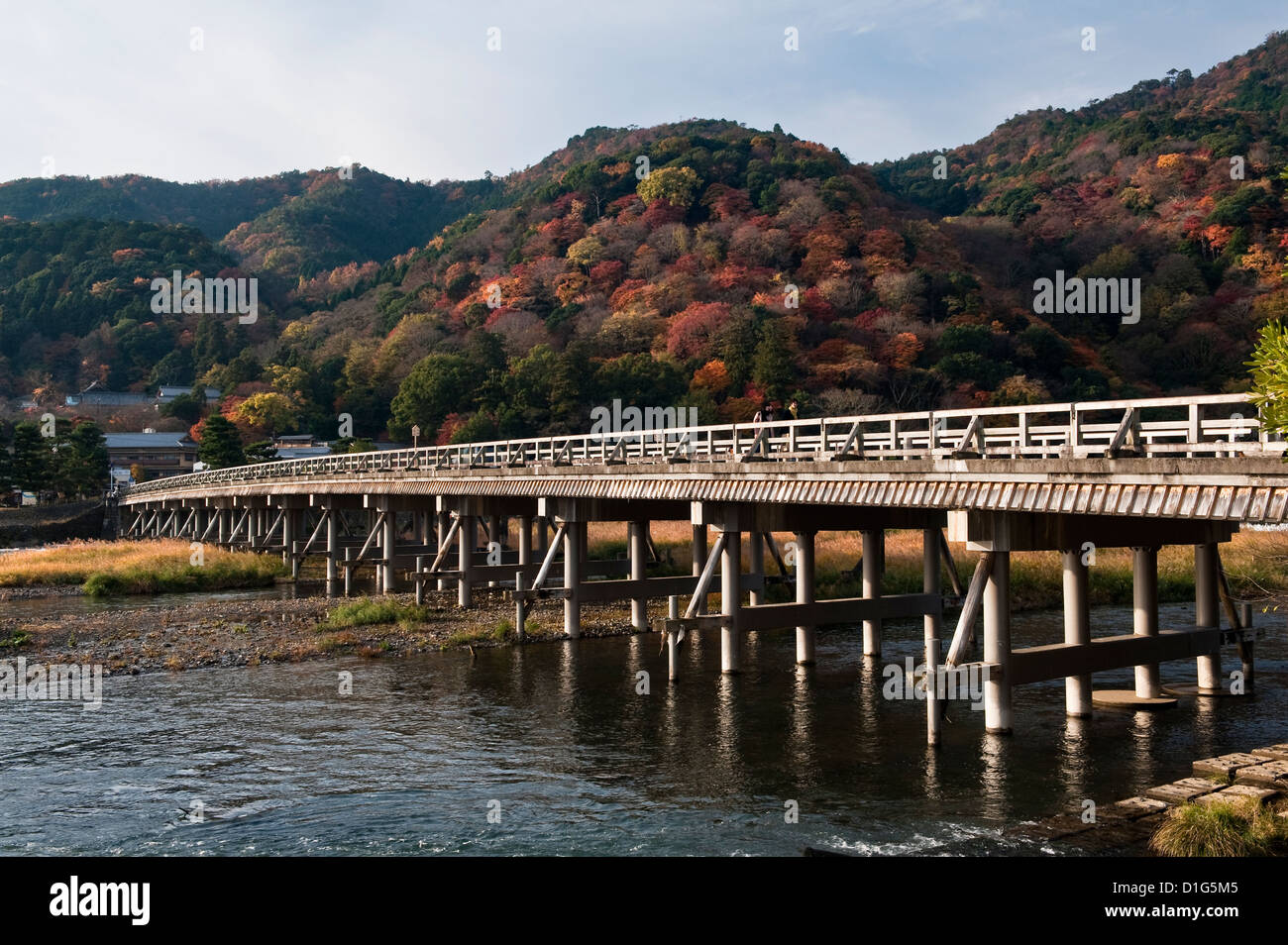 Ein Blick auf die 'moon Crossing Bridge' (Togetsukyo) am Katsura-Fluss unterhalb des Arashiyama-Berges, im Herbst - Arashiyama, Kyoto, Japan Stockfoto