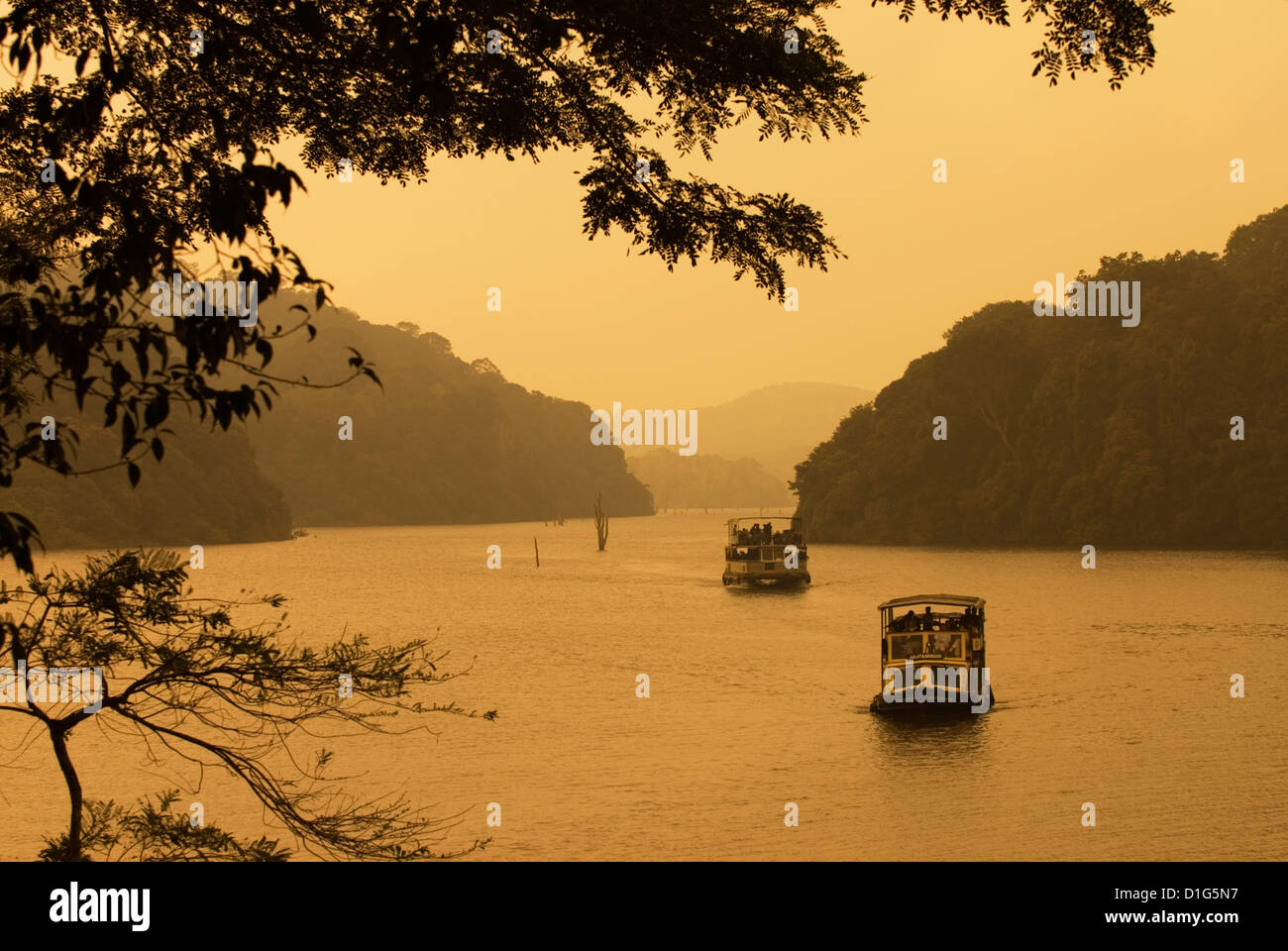 Ausflugsboote Kreuzfahrt auf See, Lake Periyar, Kerala, Indien, Asien Stockfoto