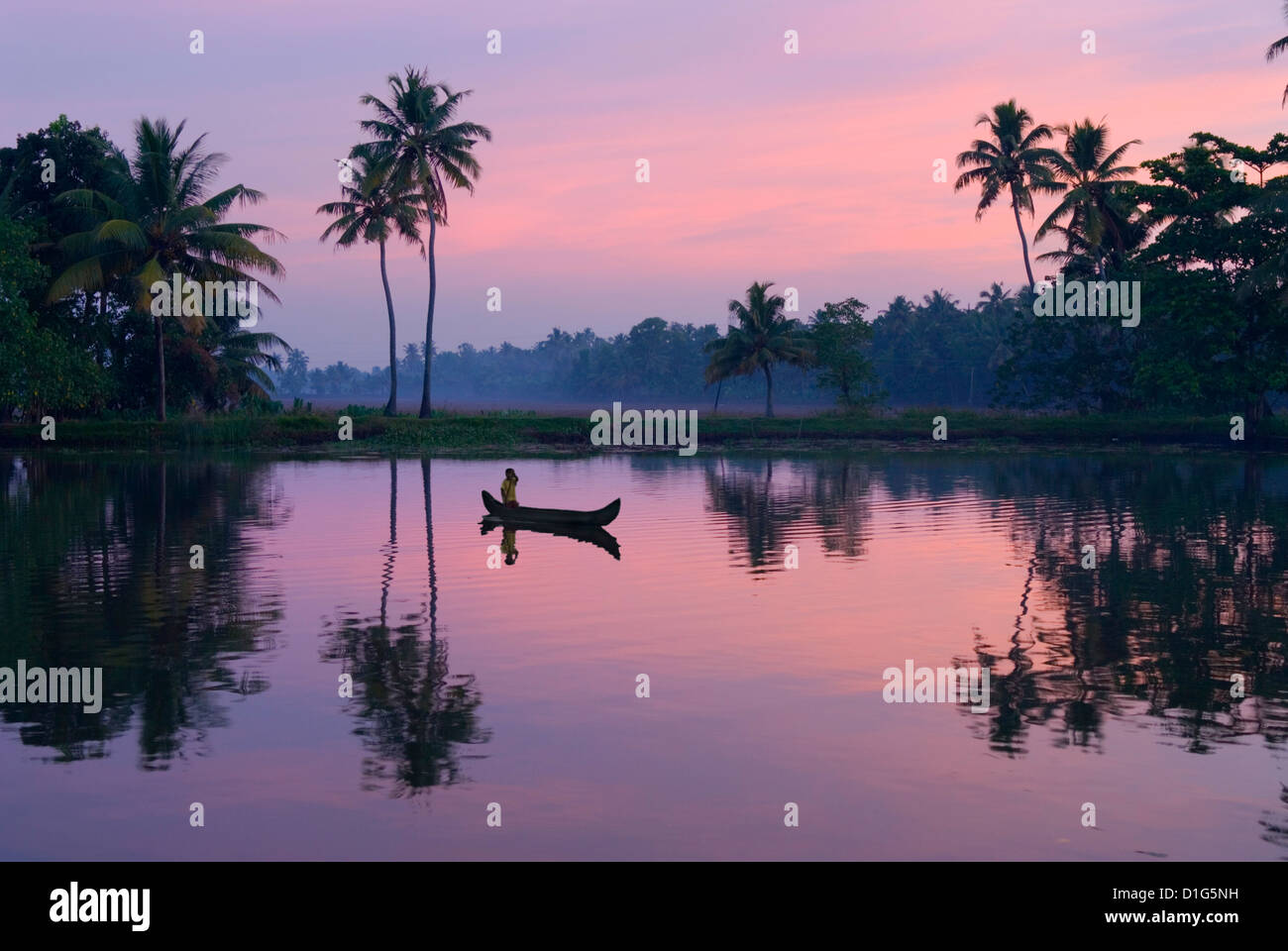 Sonnenaufgang über den "Backwaters", in der Nähe von Alappuzha (Alleppey), Kerala, Indien, Asien Stockfoto